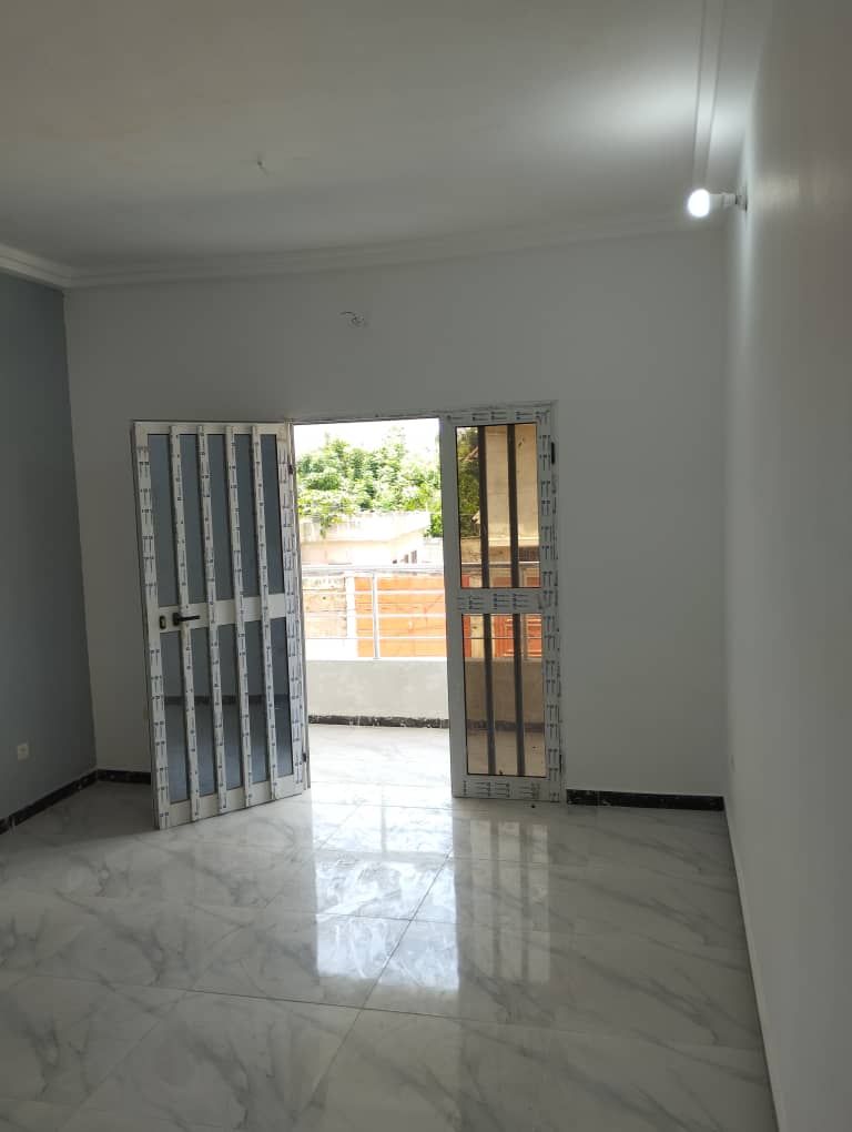 À VENDRE : VILLA DUPLEX DE 5 PIÈCES SUR 300 m² À AGBATA (CÔTÉ NON PLAGE)