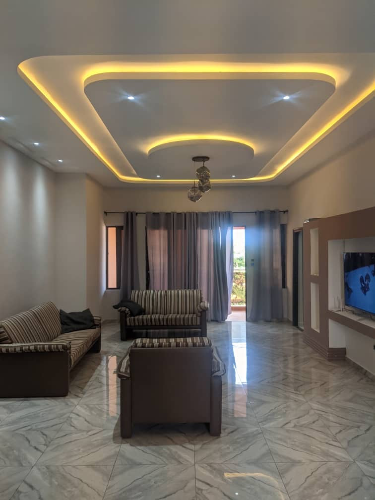 À LOUER – VILLA MEUBLÉE DUPLEX AVEC PISCINE – 6 CHAMBRES, 2 SALONS, 2 CUISINES – AGOÈ RÉSERVE – 1.300.000 F CFA/MOIS