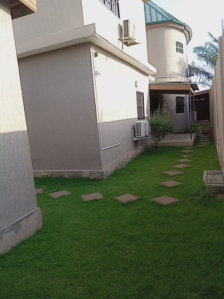 À VENDRE – VILLA DUPLEX MEUBLÉE 9 PIÈCES (7 CHAMBRES, 2 SALONS) À BAGUIDA CITÉ BOAD