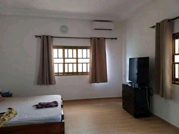VILLA 6 PIÈCES À VENDRE À AGOÈ SOGBOSSITO – 1200 m² | TITRE FONCIER