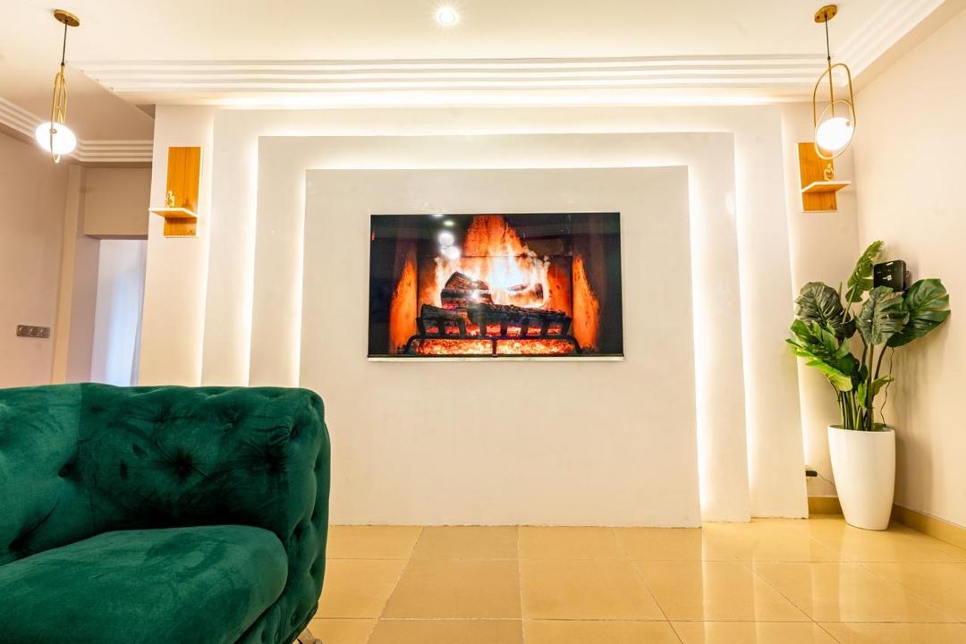 À LOUER – Appartement meublé 2 pièces à Baguida, au bord de la Nationale N°2 | Wi-Fi, Canal+, sécurité | 400.000 FCFA/mois