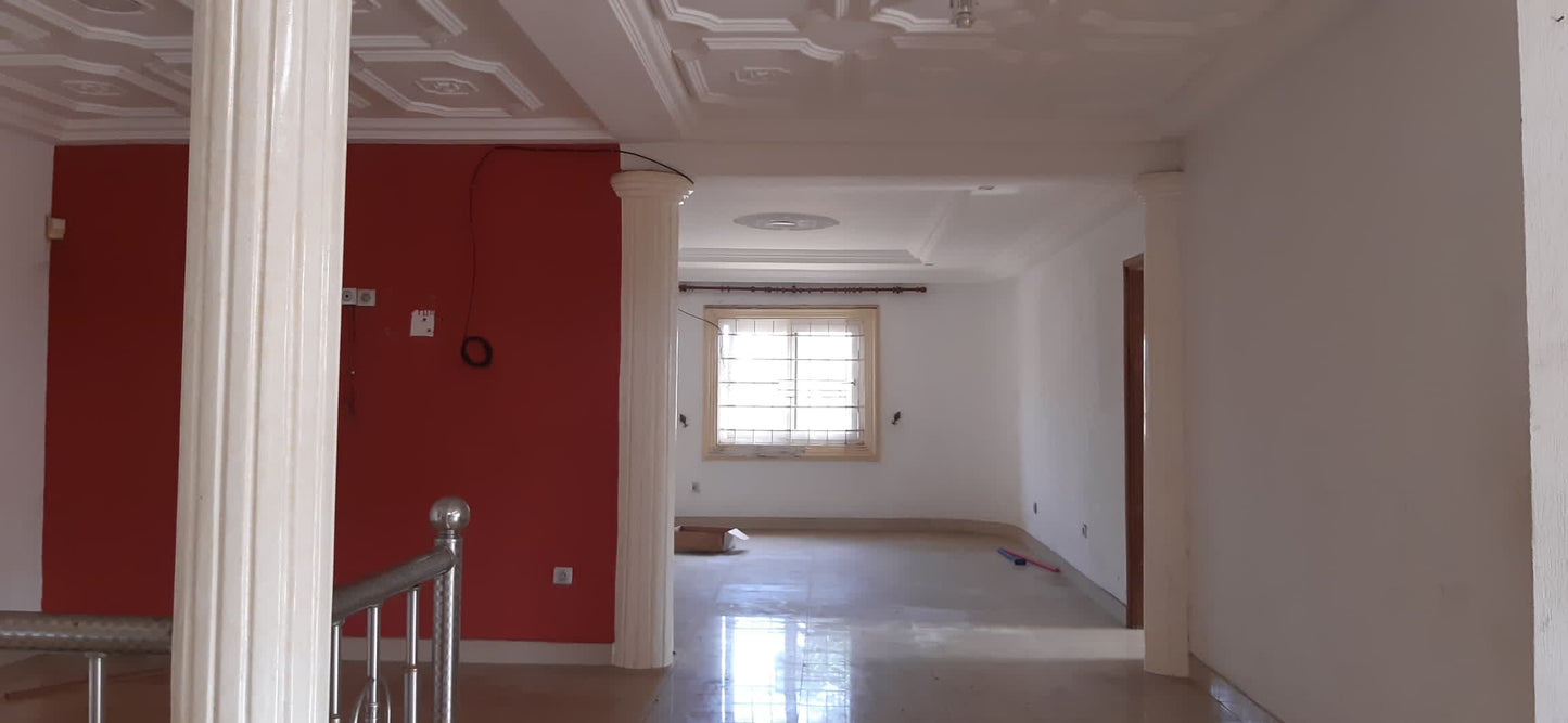 VILLA SOUTERRAINE HAUT STANDING À VENDRE – KPOGAN ZOGBÉDJI – 1800m², 8 CHAMBRES, PISCINE, BOÎTE DE NUIT PRIVÉE