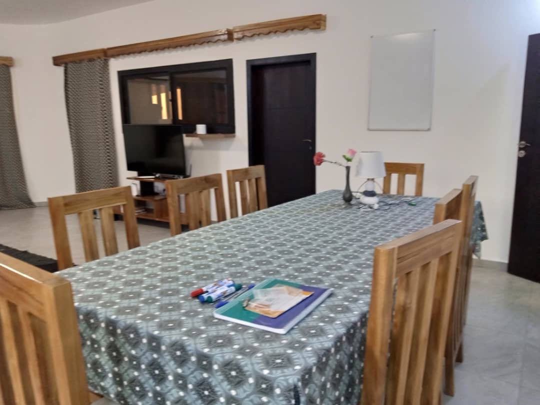 À VENDRE – VILLA DUPLEX MEUBLÉE 9 PIÈCES (7 CHAMBRES, 2 SALONS) À BAGUIDA CITÉ BOAD