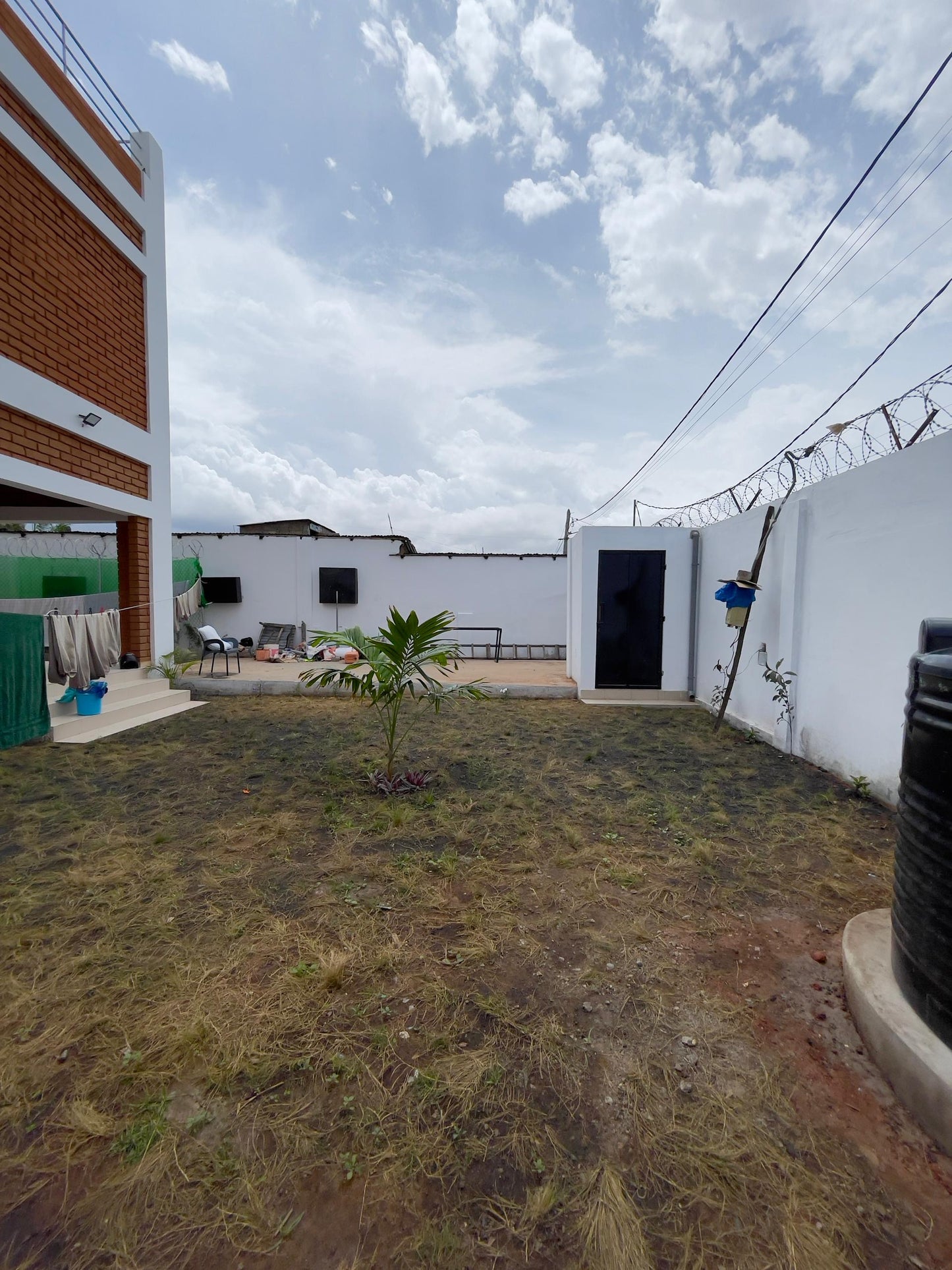 VILLA 4 PIÈCES À LOUER À NYÉKONAKPOÈ – À 40M DU GOUDRON