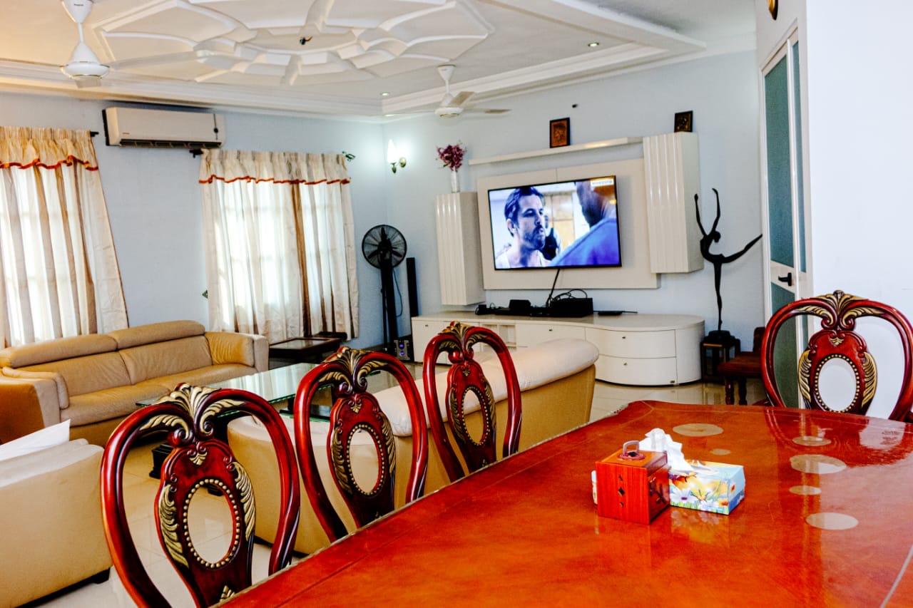 À LOUER – VILLA MEUBLÉE 4 PIÈCES (3 CHAMBRES, 1 SALON) AVEC DÉPENDANCE À HEDZRANAWOÉ