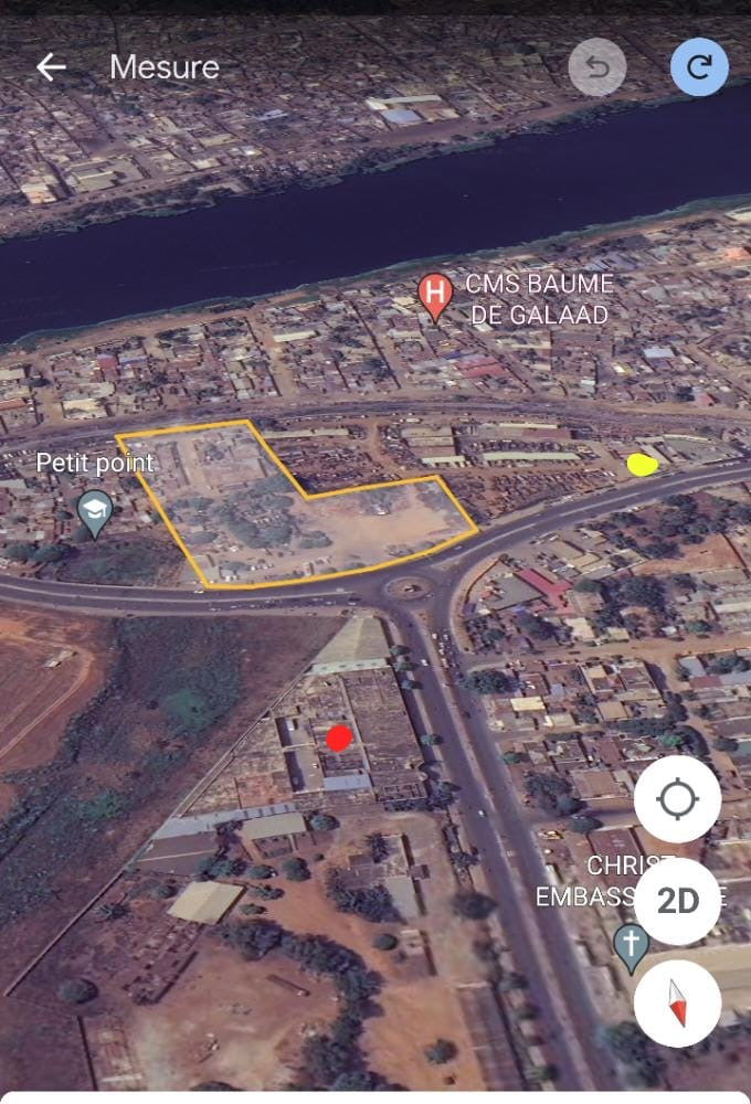 *TERRAIN À VENDRE LOMÉ BOCAMION JUSTE EN FACE DE MÈCHES AMINA AU BORD DU GOUDRON*