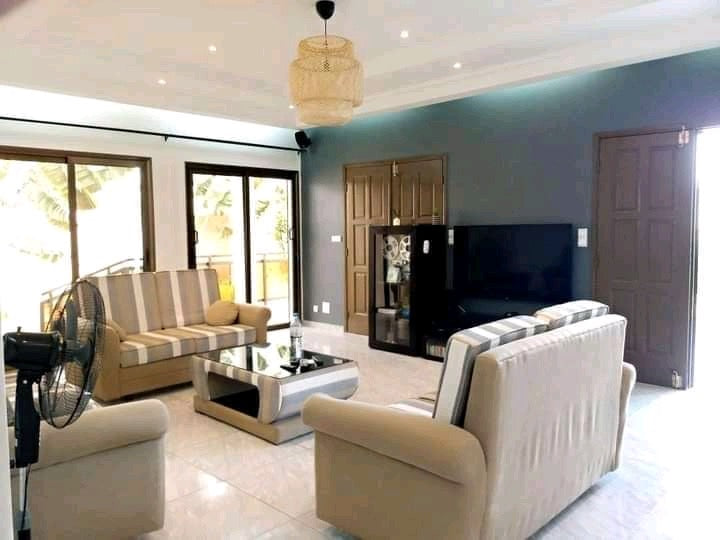VILLA 6 PIÈCES À VENDRE À AGOÈ SOGBOSSITO – 1KM DU GOUDRON