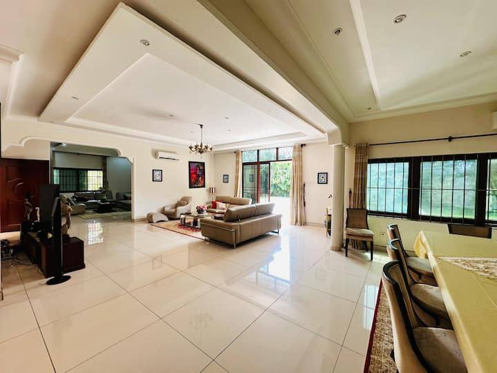 À LOUER – VILLA MEUBLÉE DUPLEX DE 8 PIÈCES AVEC PISCINE À AVEPOZO – 2 500 000 F CFA/MOIS OU 200 000 F/JOUR
