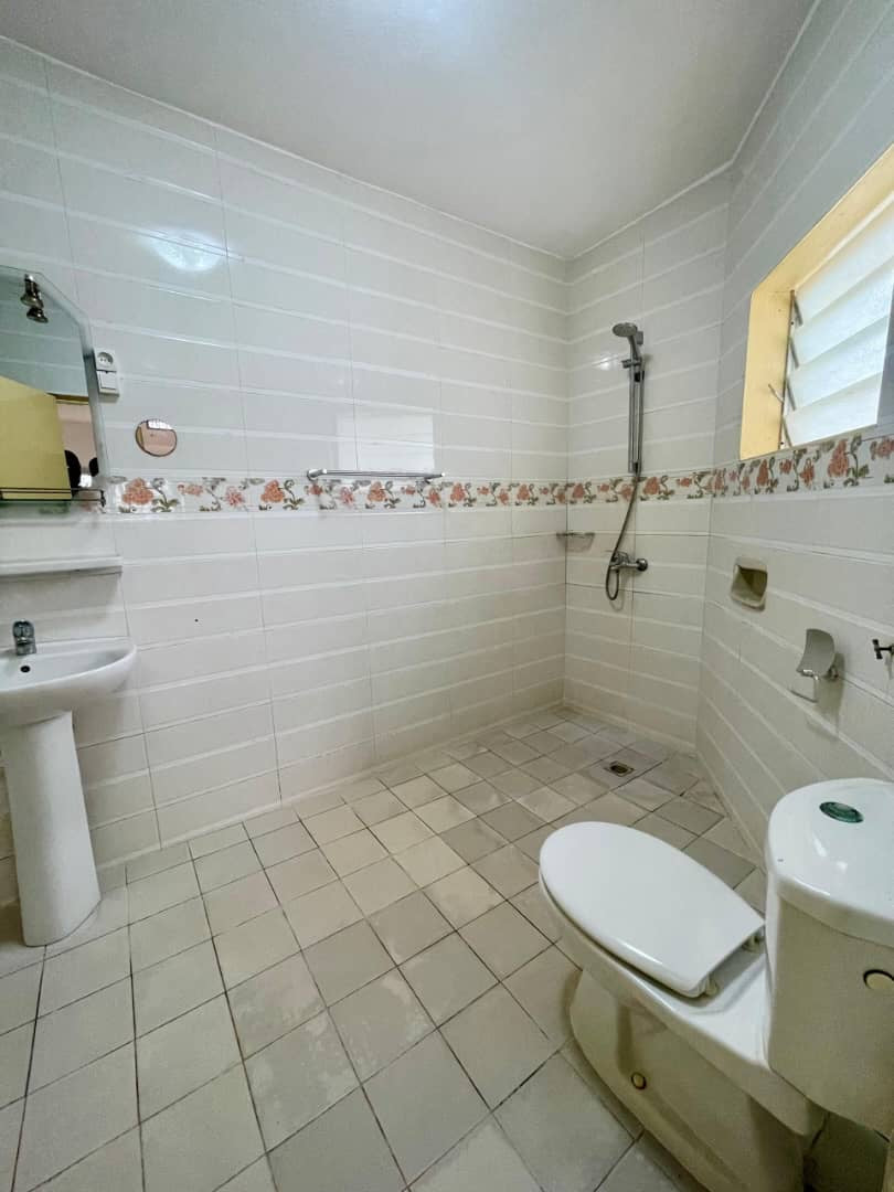 À VENDRE / À LOUER – Villa 10 pièces sur 500 m² à Nukafu Cerfer | 4 chambres, dépendance, jardin | Vente : 120M FCFA | Location : 600.000 FCFA/mois