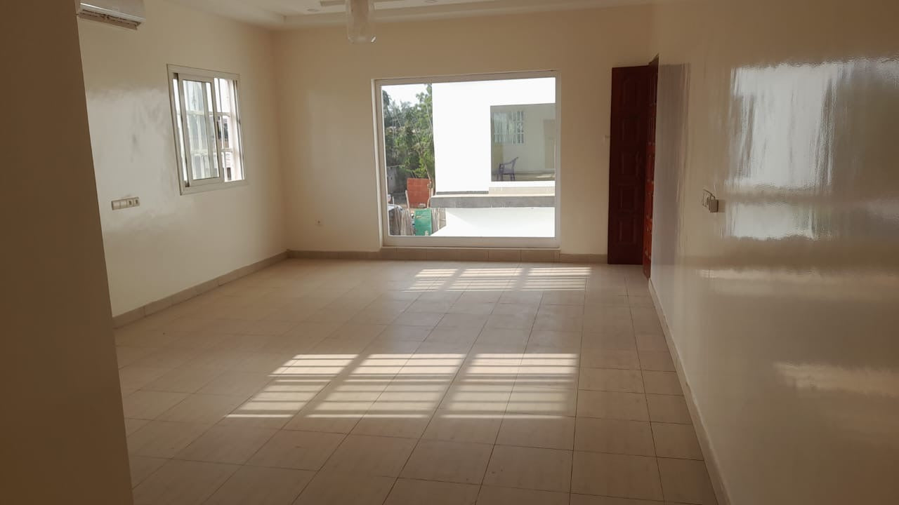 VILLA 6 PIÈCES AVEC PISCINE À VENDRE À DJIDJOLÉ – 600m²