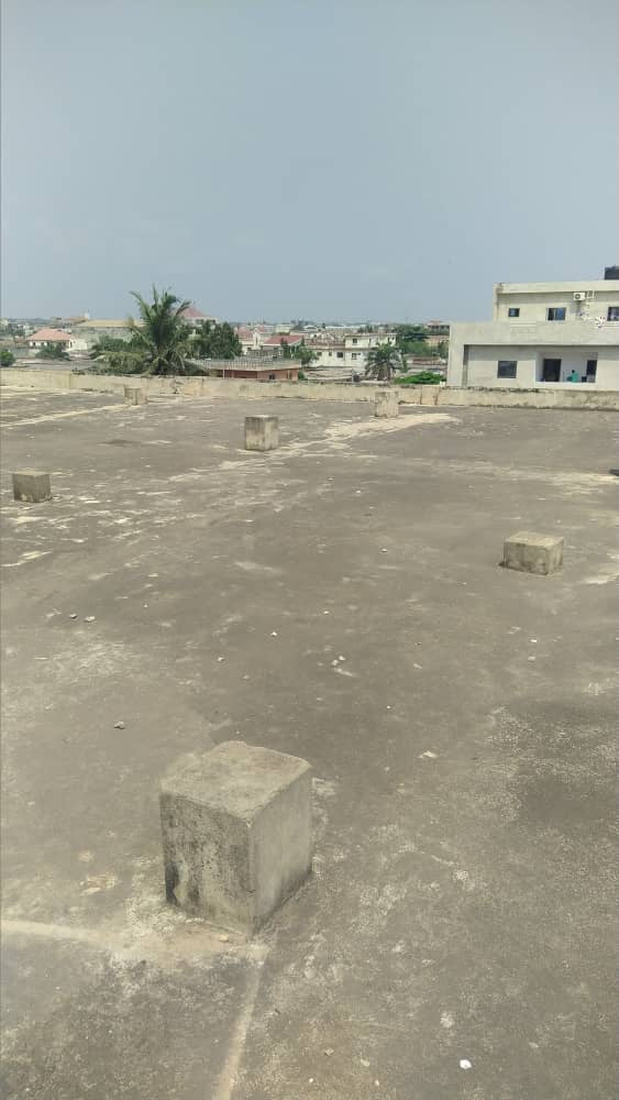 À VENDRE – MAGASIN DE STOCKAGE / ENTREPÔT DUPLEX À BÈ, RUE DE L'OCAM
