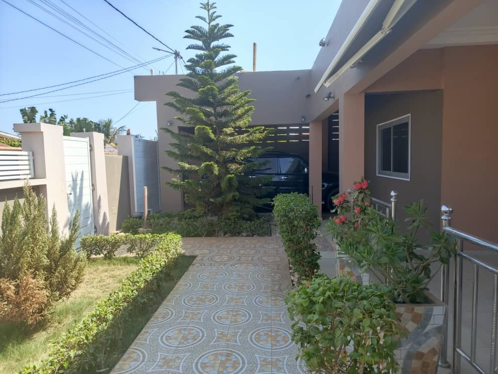 VILLA DE 2 CHAMBRES À VENDRE À LA CITÉ MOKPOKPO, ADIDOGOMÉ – DEMI LOT ANGLE RUE