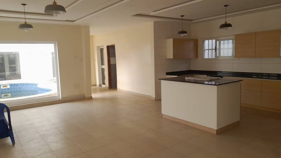 VILLA 6 PIÈCES AVEC PISCINE À VENDRE À DJIDJOLÉ – 600m²