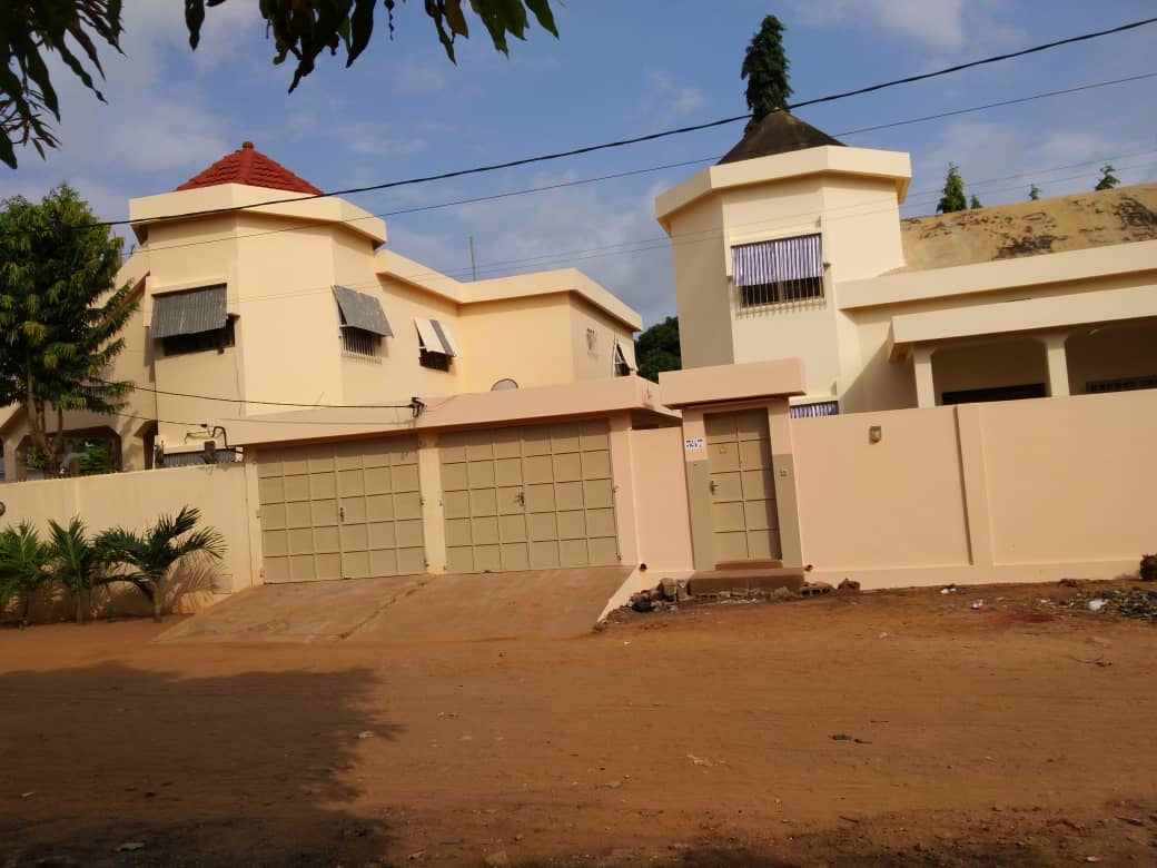 VILLA R+1 EN ANGLE DE RUE À VENDRE À HEDZRANAWOÉ – 4 CHAMBRES, 2 SALONS – 90 MILLIONS