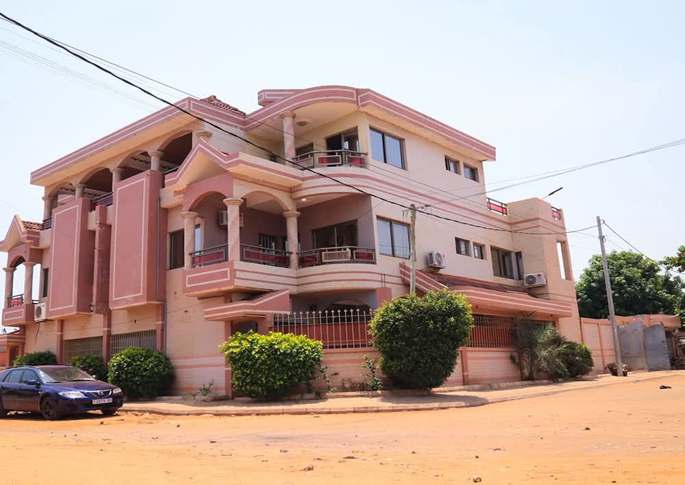 HÔTEL DE PRESTIGE À VENDRE À LOMÉ – FOREVER | 16 CHAMBRES | TITRE FONCIER