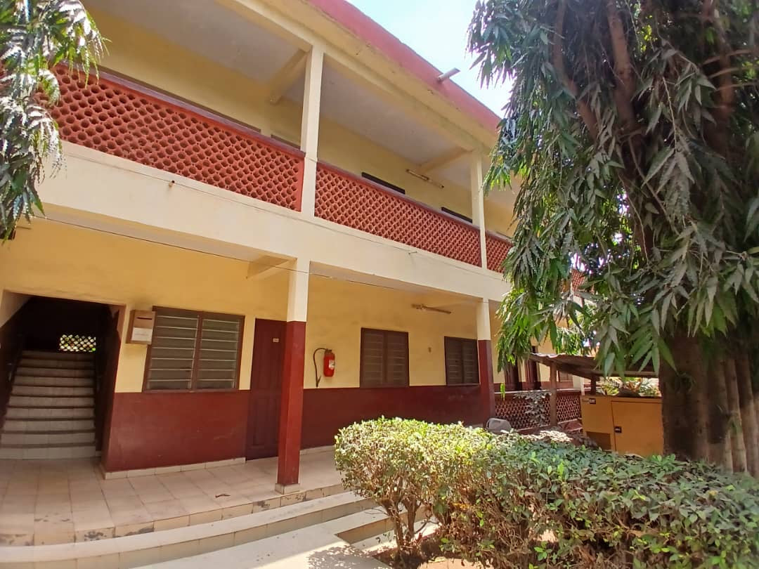 À VENDRE – GRAND HÔTEL OPÉRATIONNEL DE 04 LOTS À DJIDJOLÉ