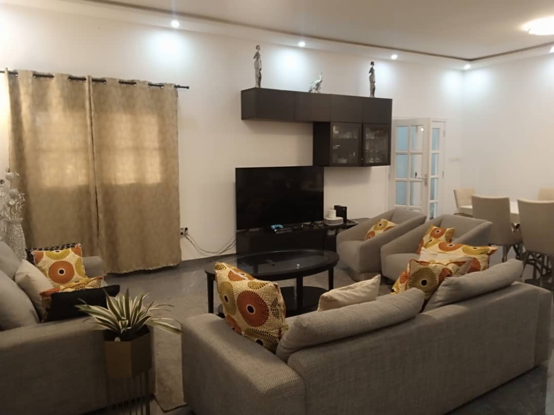 À VENDRE – VILLA DUPLEX MEUBLÉE 9 PIÈCES (7 CHAMBRES, 2 SALONS) À BAGUIDA CITÉ BOAD