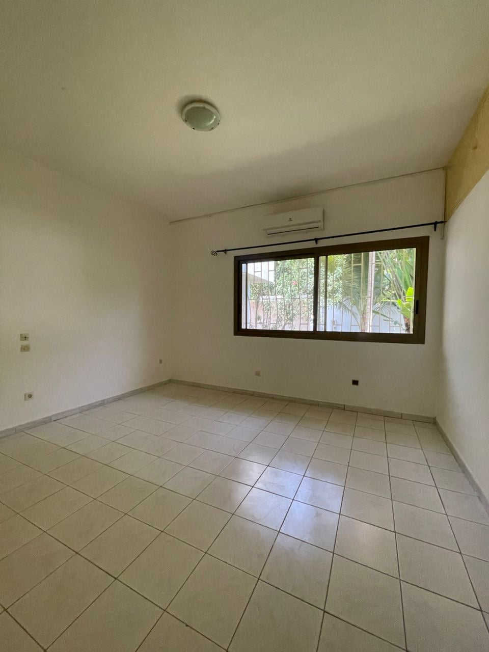 À LOUER – Villa 10 pièces avec piscine sur 900 m² à La Caisse (Résidence du Bénin) | 1.200.000 FCFA/mois