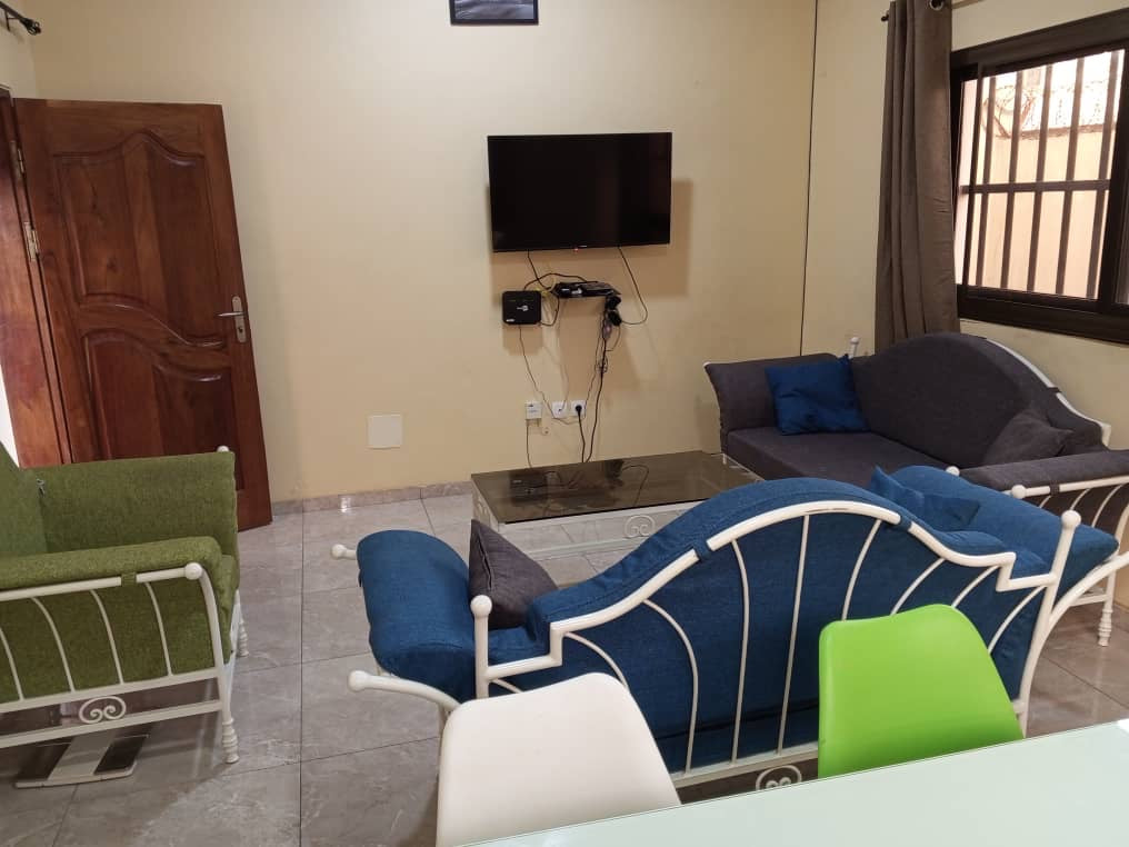 À LOUER – VILLA MEUBLÉE 4 PIÈCES (3 CHAMBRES, 1 SALON) À ADIDOGOMÉ MOKPOKPO