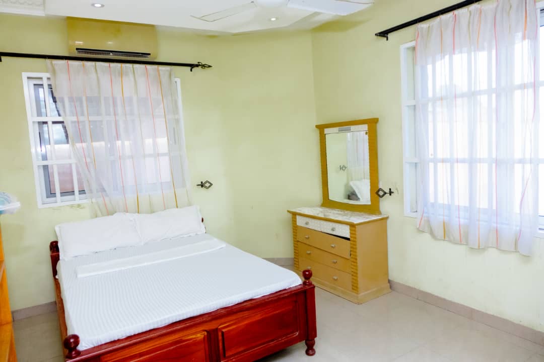 À LOUER – VILLA MEUBLÉE 4 PIÈCES (3 CHAMBRES, 1 SALON) AVEC DÉPENDANCE À HEDZRANAWOÉ