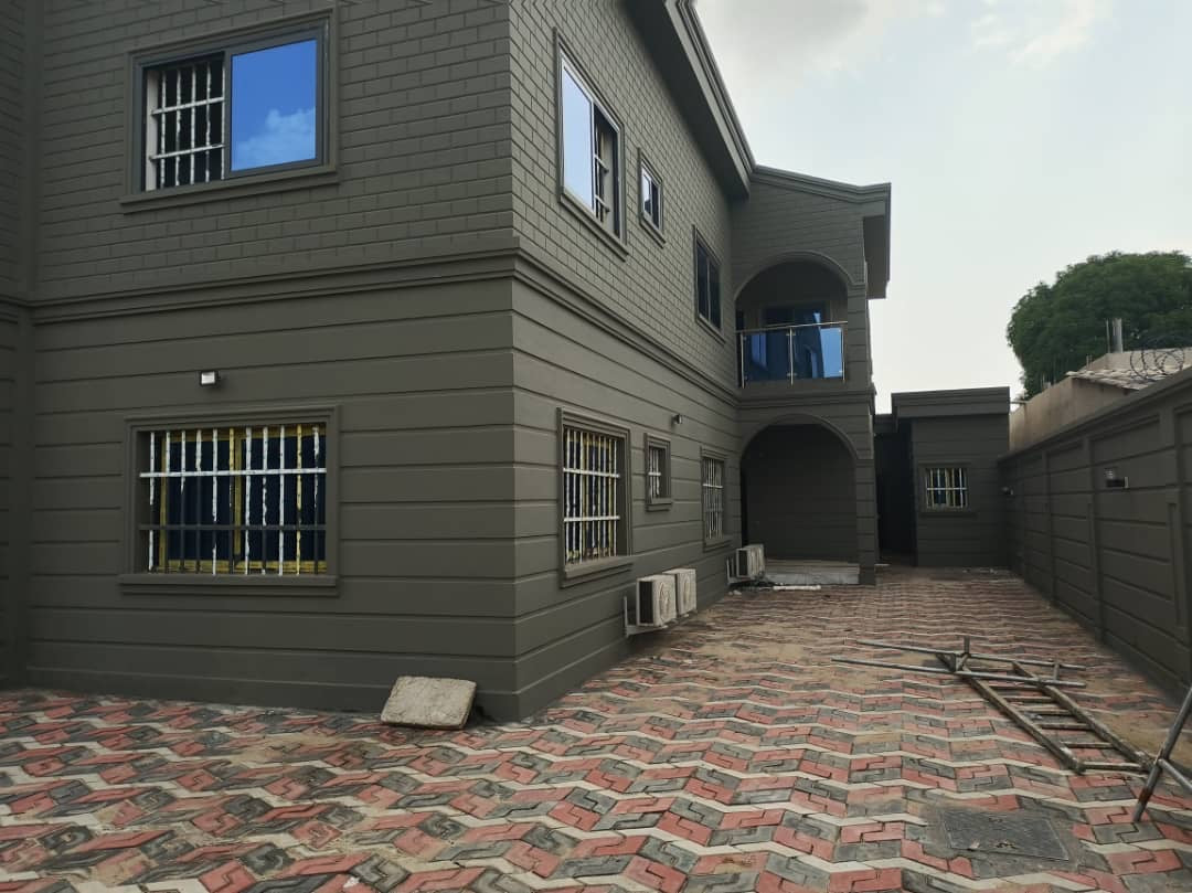 VILLA 8 PIÈCES + PISCINE À VENDRE À ADIDOGOMÉ SAGBADO – 2 LOTS | TITRE FONCIER
