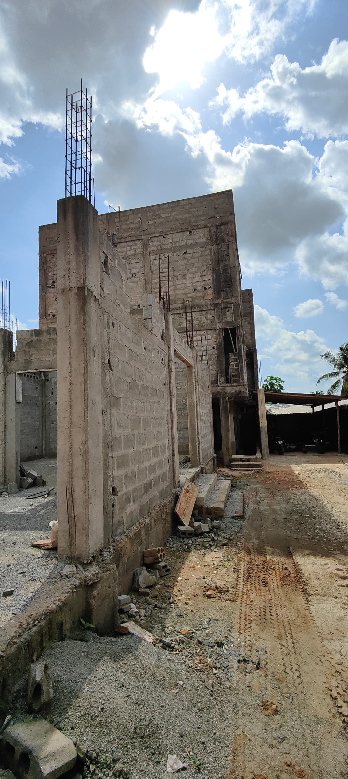 UN IMMEUBLE ET ENTREPÔT À VENDRE À AGOÈ VAKPOSSITO – CAMP GP