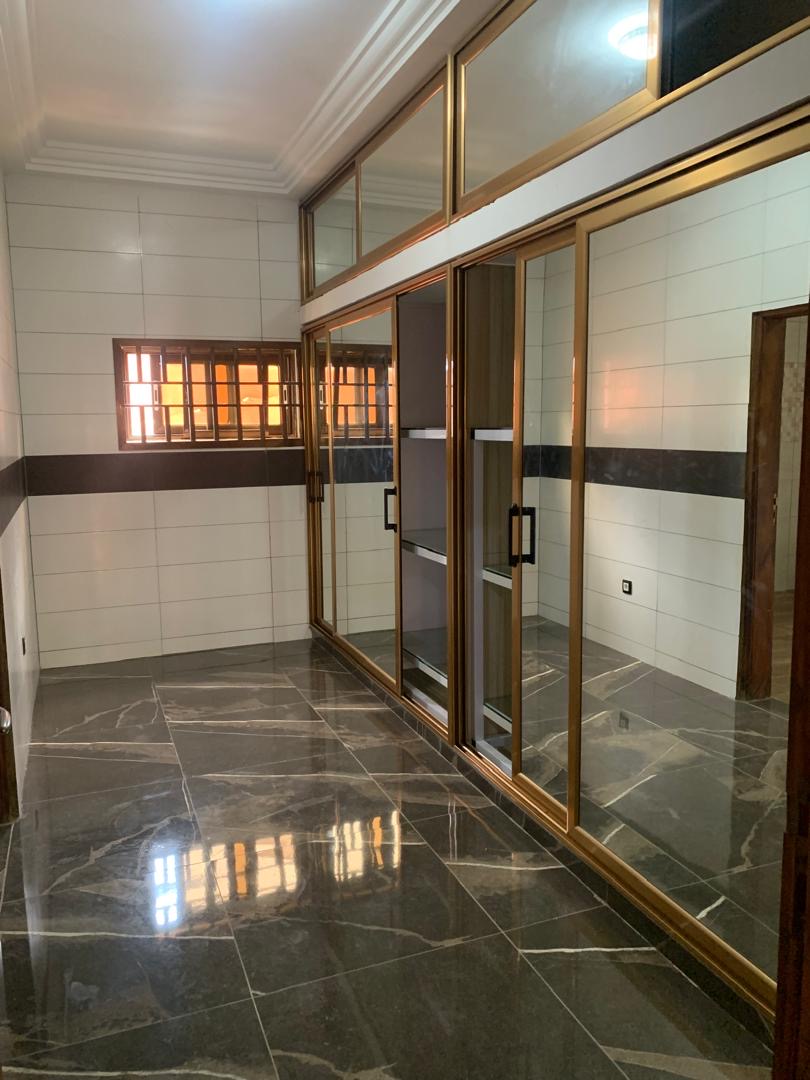 À LOUER – VILLA 07 PIÈCES À AVÉNOU, DERRIÈRE TOTAL | 1 000 000 FCFA/MOIS