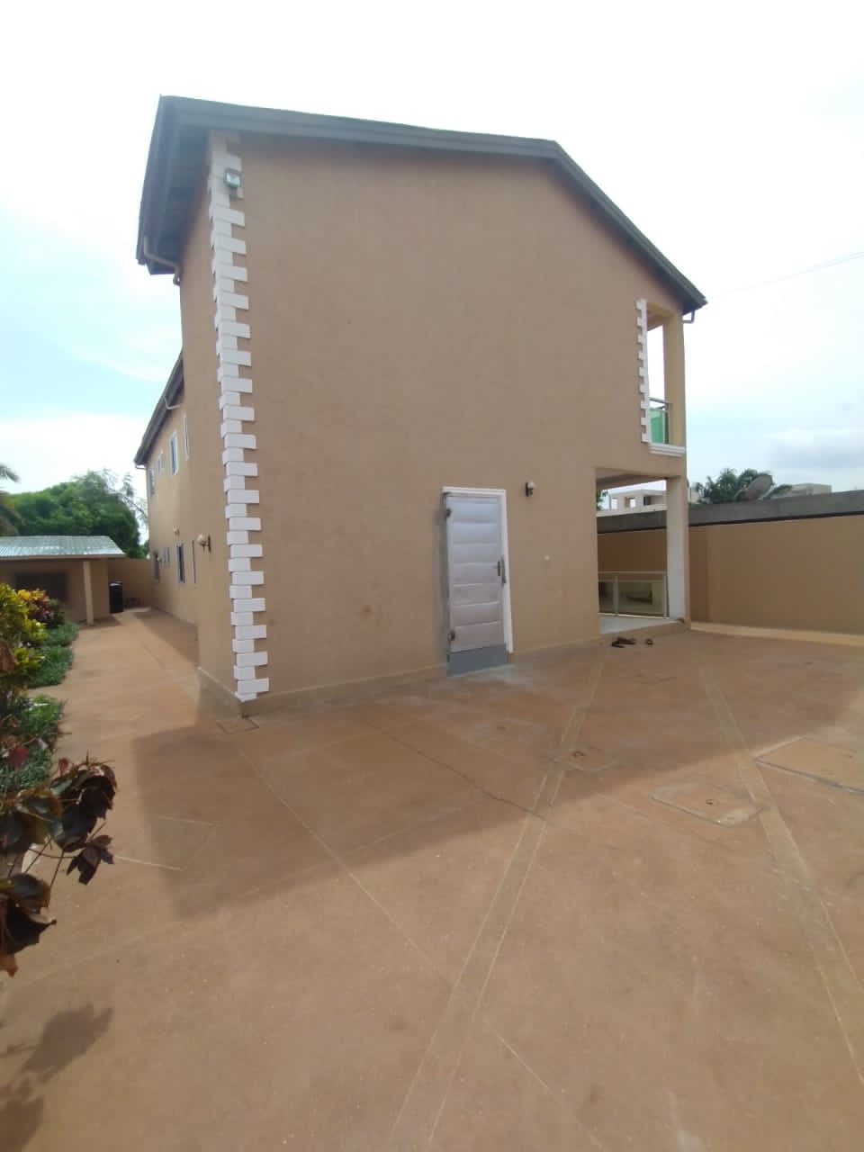 VILLA 8 PIÈCES À LOUER OU À VENDRE À AGOÈ ASSIYEYÉ – 1 LOT
