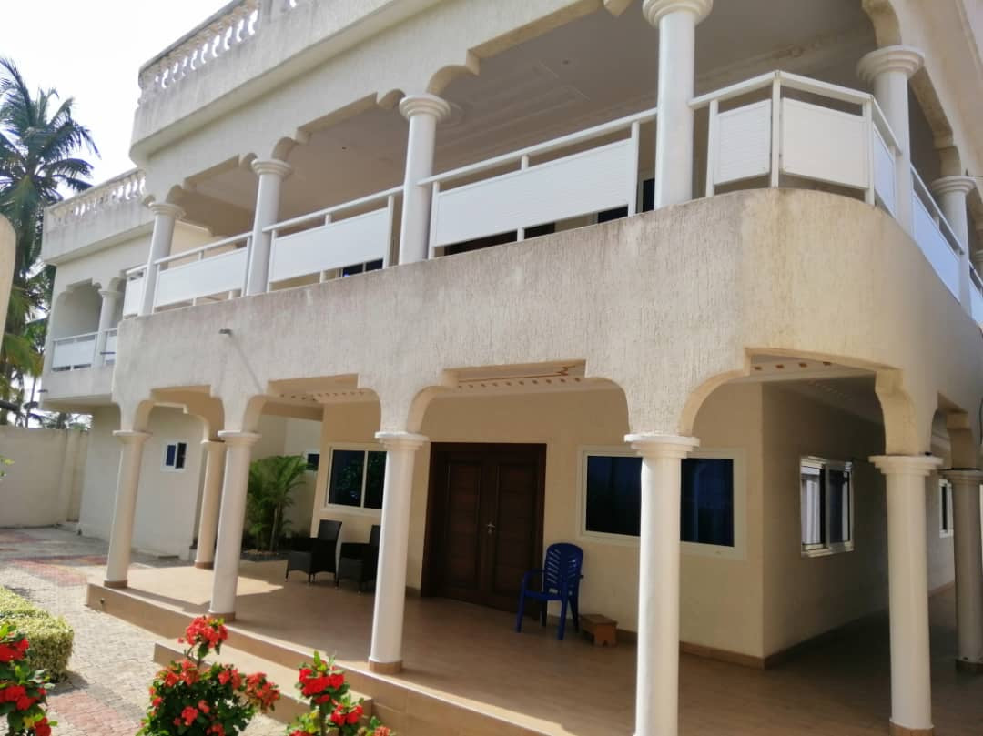 VILLA 8 PIÈCES À VENDRE À AVÉPOZO – CÔTÉ PLAGE – 1 LOT 3/4