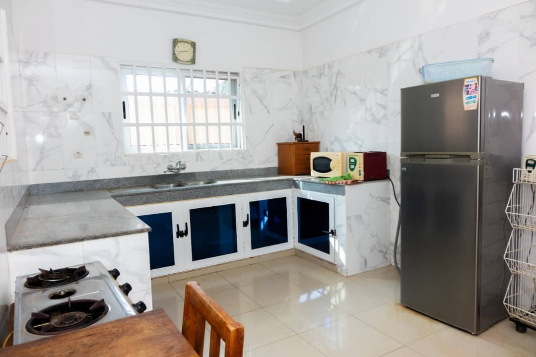 À LOUER – VILLA MEUBLÉE 4 PIÈCES (3 CHAMBRES, 1 SALON) AVEC DÉPENDANCE À HEDZRANAWOÉ