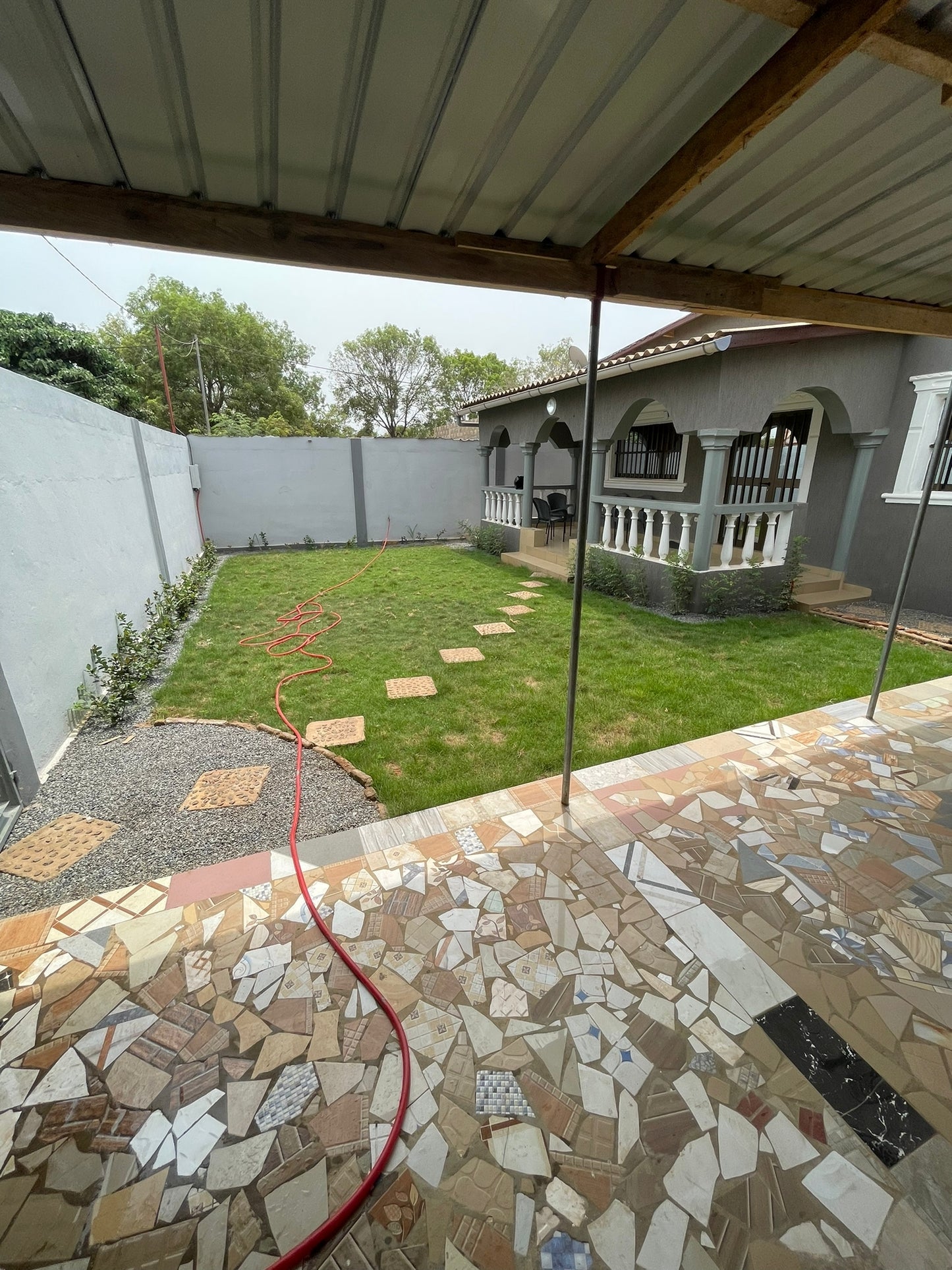 À LOUER – VILLA MEUBLÉE DE 4 PIÈCES AVEC JARDIN À AGOÈ CACAVELI – 500.000F CFA/MOIS