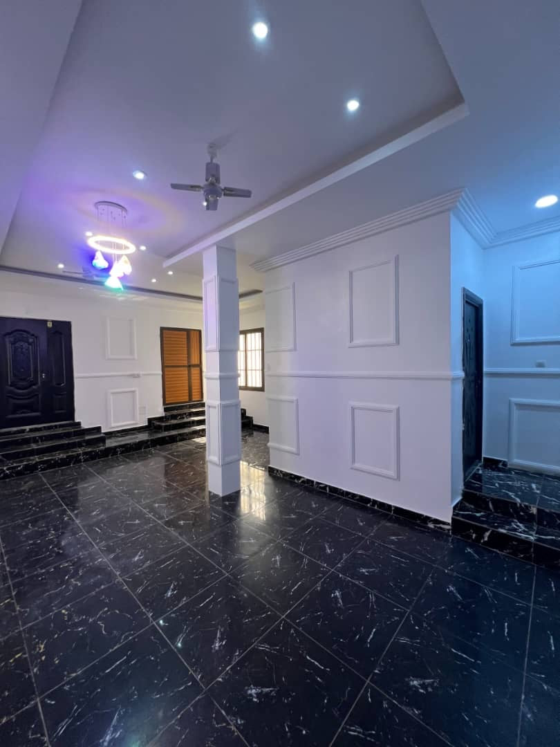 VILLA 6 PIÈCES À VENDRE À ZANGUÉRA KLÉMÉ – 300m²