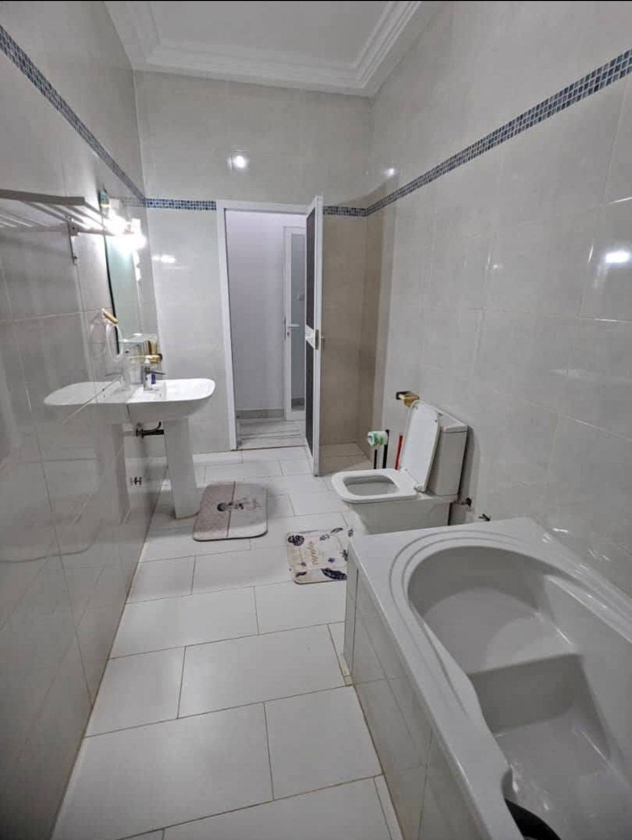 À LOUER – VILLA MEUBLÉE DUPLEX DE 5 PIÈCES À FOREVER – 900 000 F CFA/MOIS