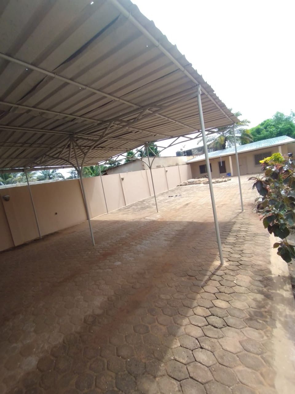VILLA 8 PIÈCES À LOUER OU À VENDRE À AGOÈ ASSIYEYÉ – 1 LOT