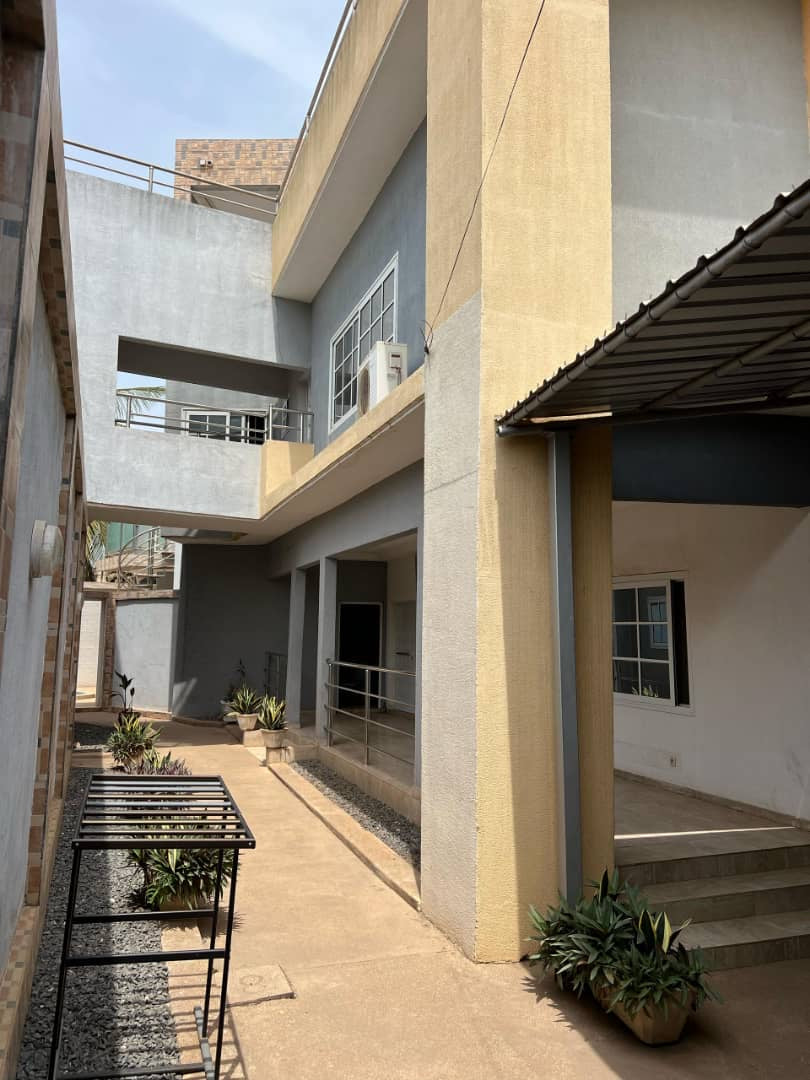 VILLA 8 PIÈCES AVEC PISCINE À VENDRE À AVÉDJI – 600M DU GOUDRON