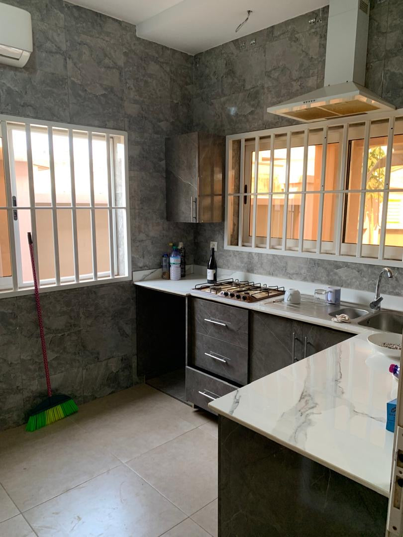 VILLA DE 2 CHAMBRES À VENDRE À LA CITÉ MOKPOKPO, ADIDOGOMÉ – DEMI LOT ANGLE RUE