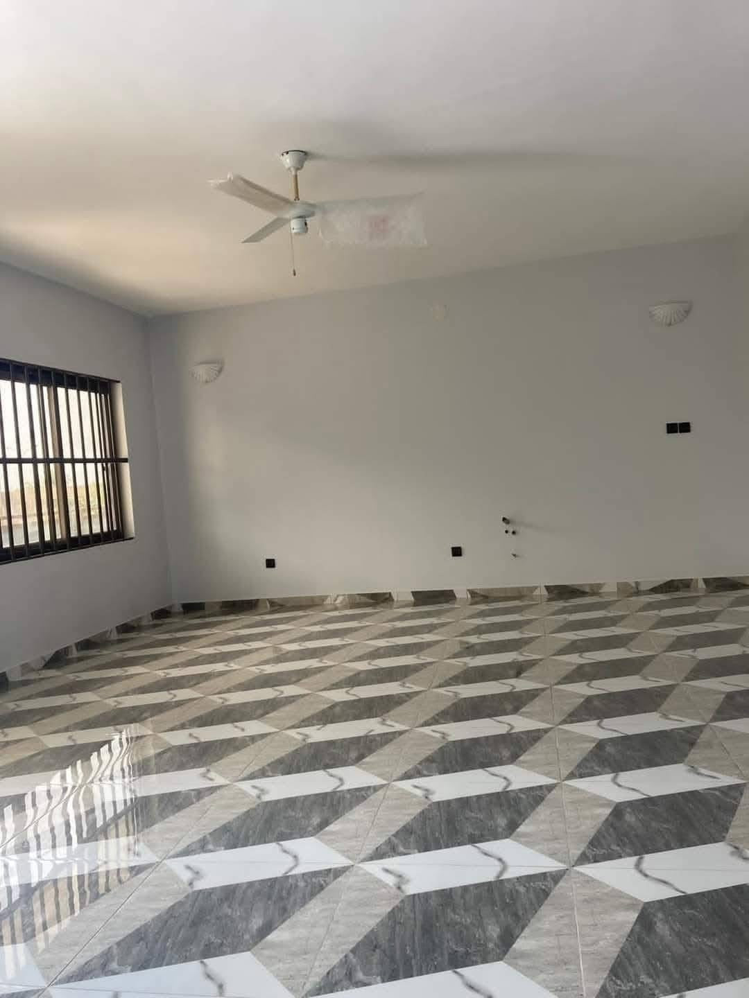 VILLA DUPLEX 10 PIÈCES À LOUER À ADÉWUI – NON LOIN DE L’IMMEUBLE MAJOREL