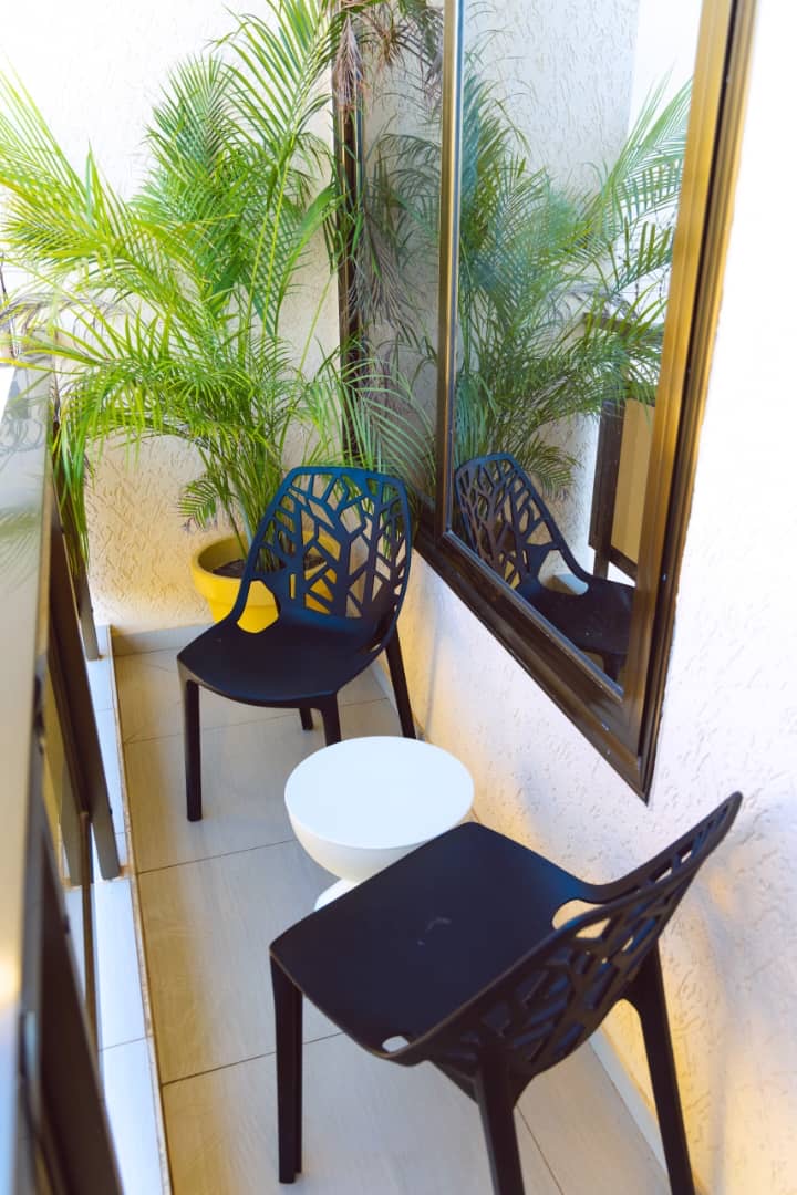 À LOUER – VILLA MEUBLÉE DUPLEX DE 6 PIÈCES AVEC PISCINE, ROOFTOP ET JARDIN À AVÉDJI – 1.400.000F CFA/MOIS