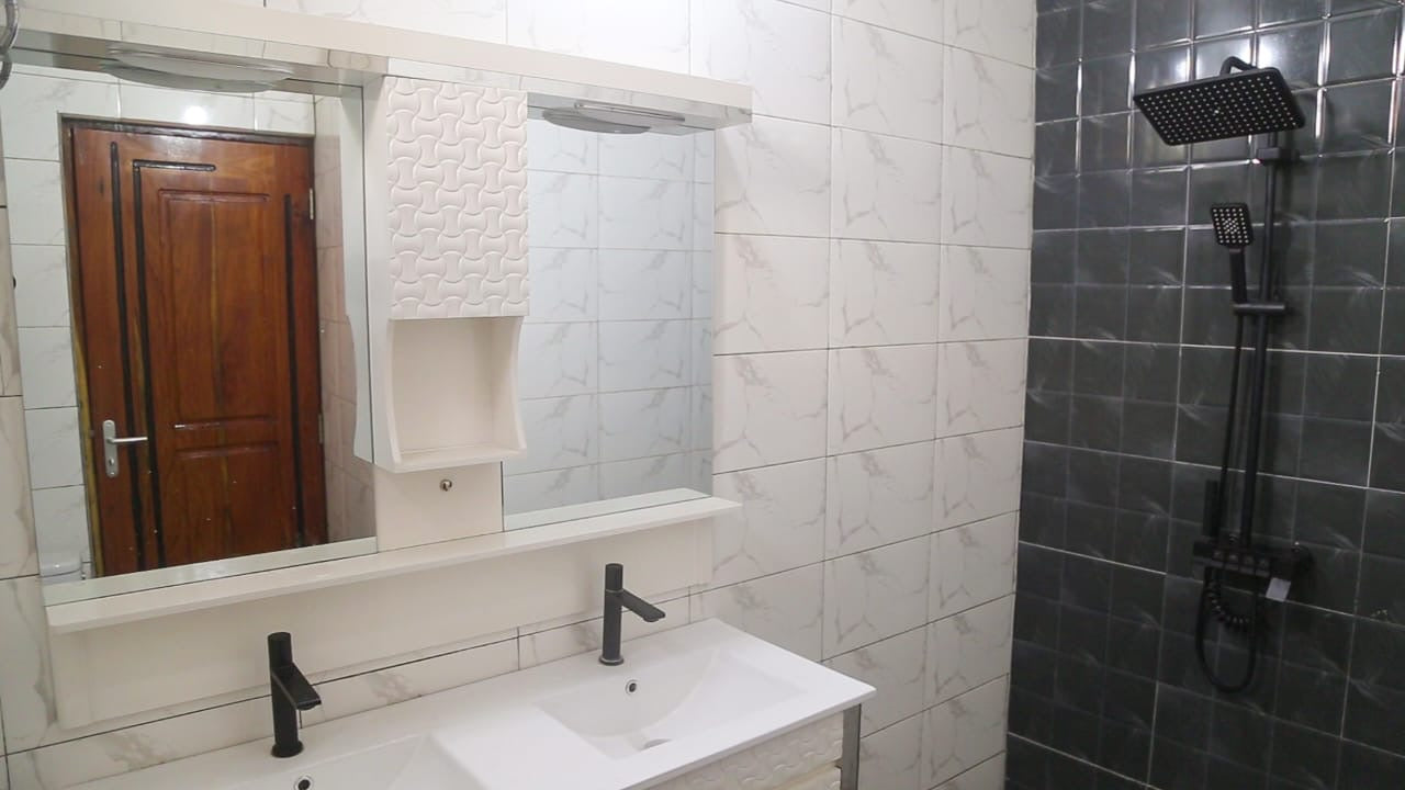 À LOUER – VILLA MEUBLÉ 4 PIÈCES (3 CHAMBRES SALON) À KOHÉ