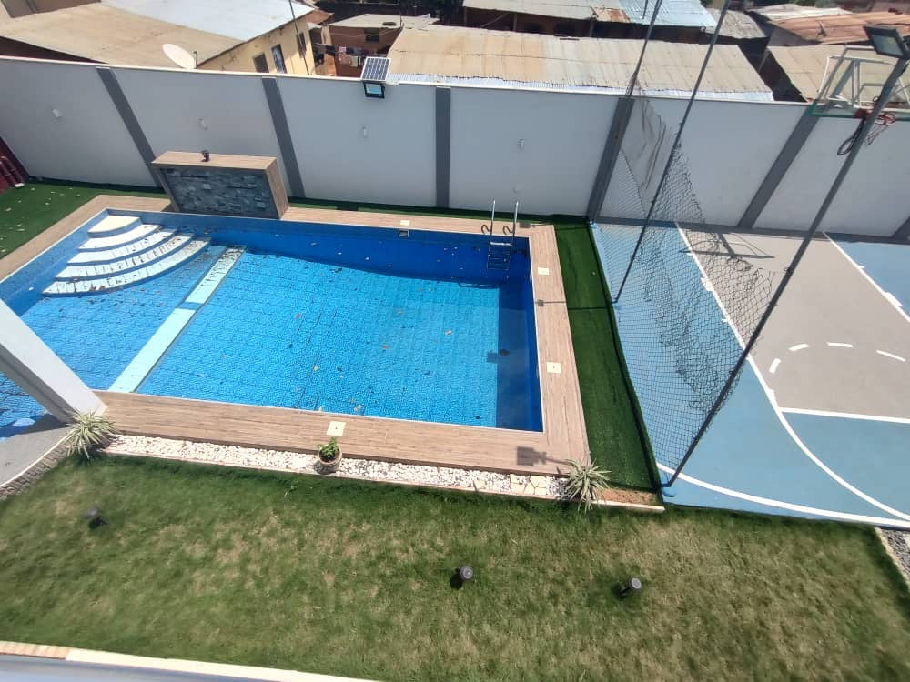 VILLA TRIPLEX MEUBLÉE À LOUER À ATTIEGOU (7 CHAMBRES, PISCINE, TERRAIN DE BASKETBALL)