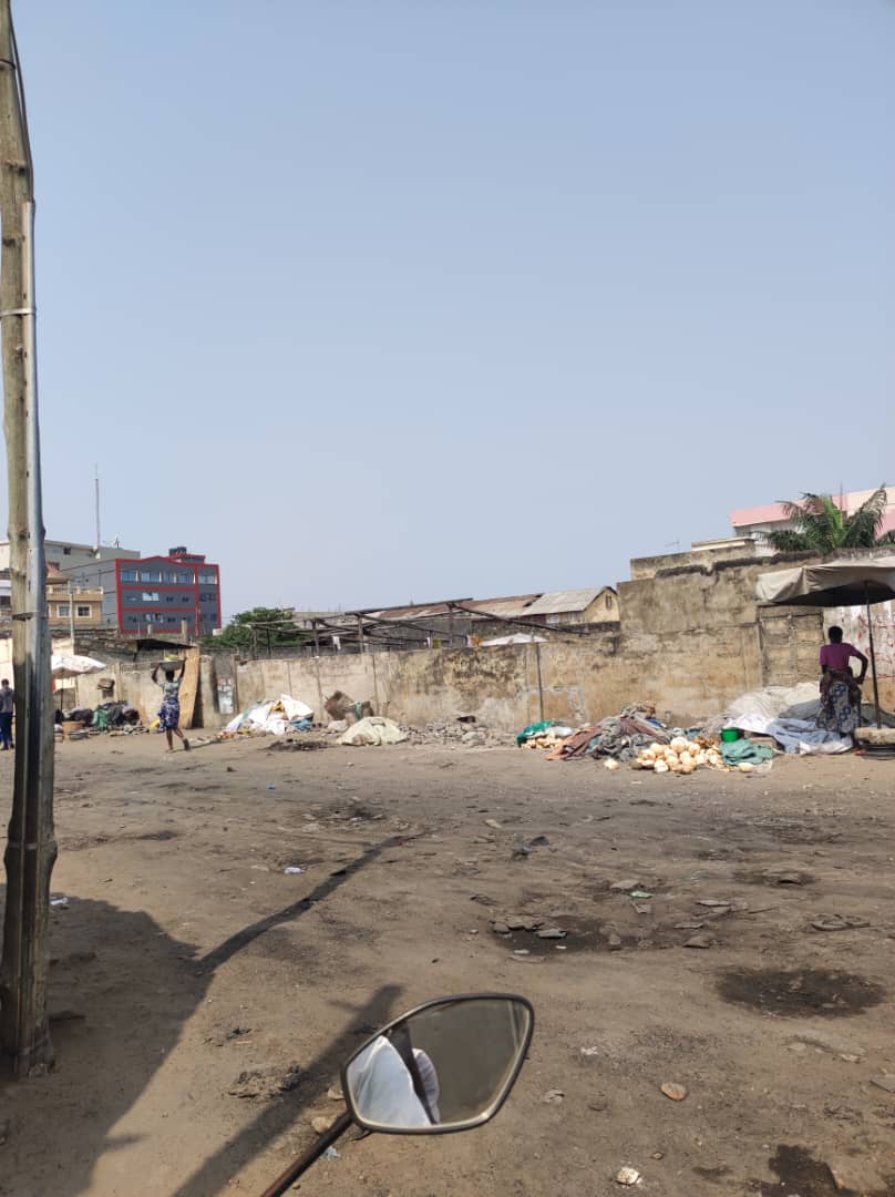 Terrain de 582 m² en vente à 100m du Boulevard du 13 Janvier – 130 millions FCFA