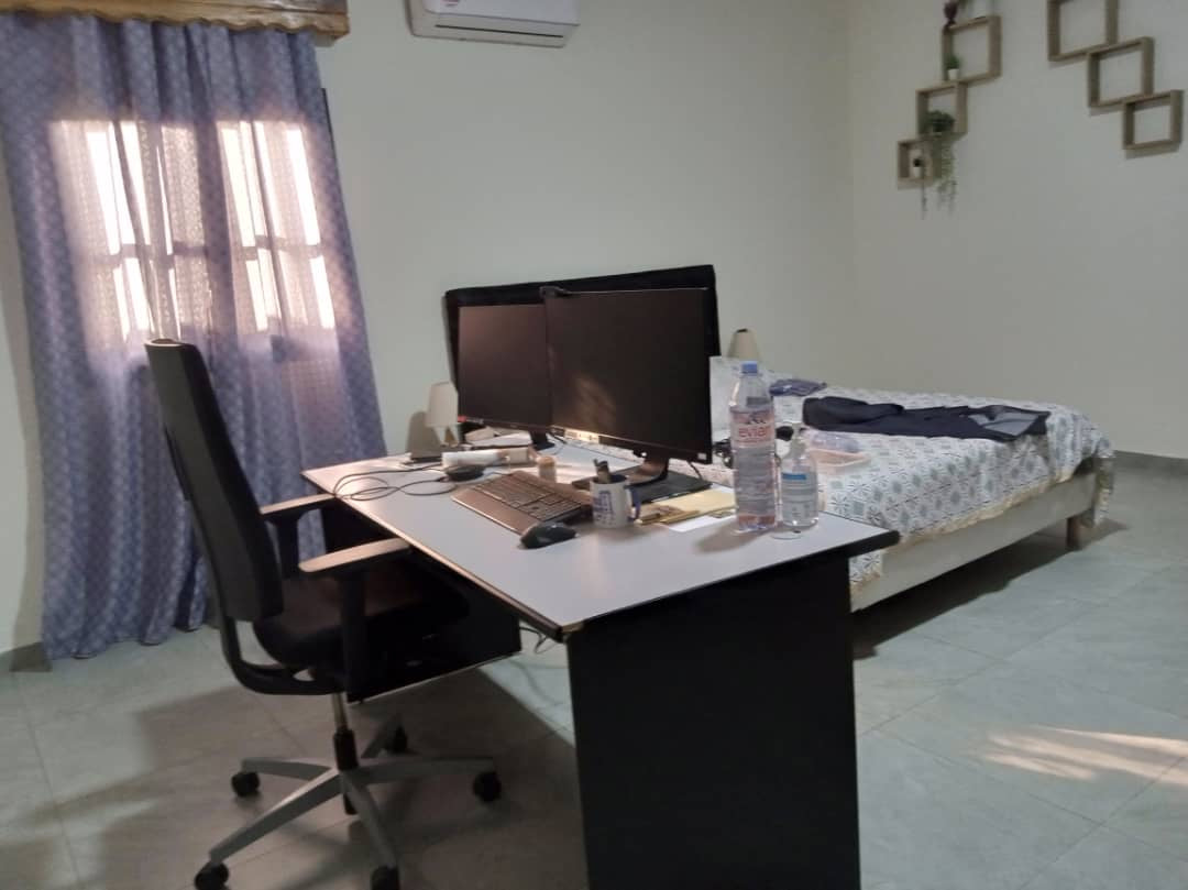 À VENDRE – VILLA DUPLEX MEUBLÉE 9 PIÈCES (7 CHAMBRES, 2 SALONS) À BAGUIDA CITÉ BOAD