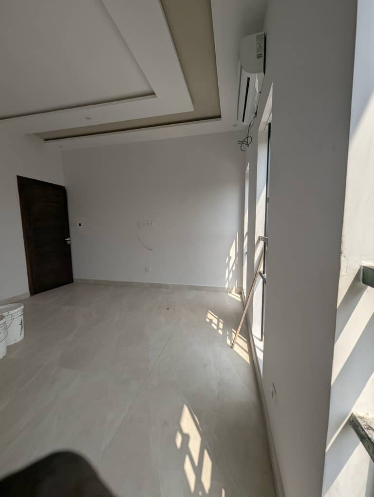 À VENDRE – VILLA 4 PIÈCES (3 CHAMBRES + SALON) AVEC TITRE FONCIER DANS LA CITÉ BAGUIDA – 105 MILLIONS FCFA