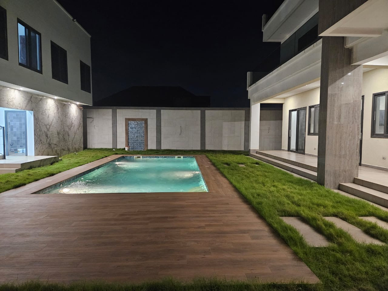 À LOUER – Villa 14 pièces avec piscine et salle de sport à Kégué | Haut standing | 2.500.000 FCFA/mois