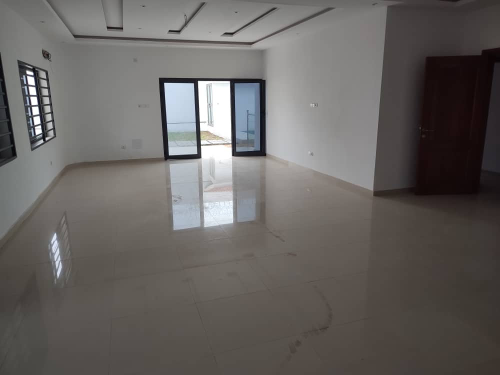 À LOUER – VILLA MEUBLÉE DE 6 PIÈCES AVEC PISCINE À LA RÉSIDENCE DU BÉNIN (CAISSE)