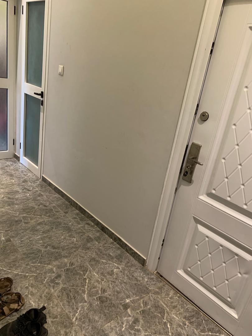 VILLA DE 2 CHAMBRES À VENDRE À LA CITÉ MOKPOKPO, ADIDOGOMÉ – DEMI LOT ANGLE RUE
