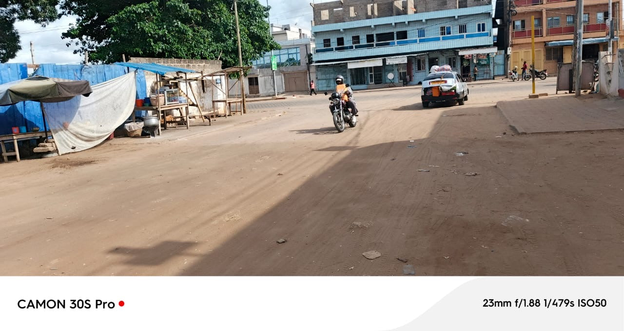 TERRAIN STRATÉGIQUE À VENDRE À ADÉWUI – À 80M DES PAVÉS