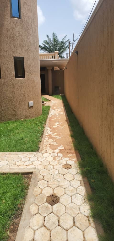VILLA 9 PIÈCES À VENDRE À NYÉKONAKPOÈ – 900 m² | TITRE FONCIER