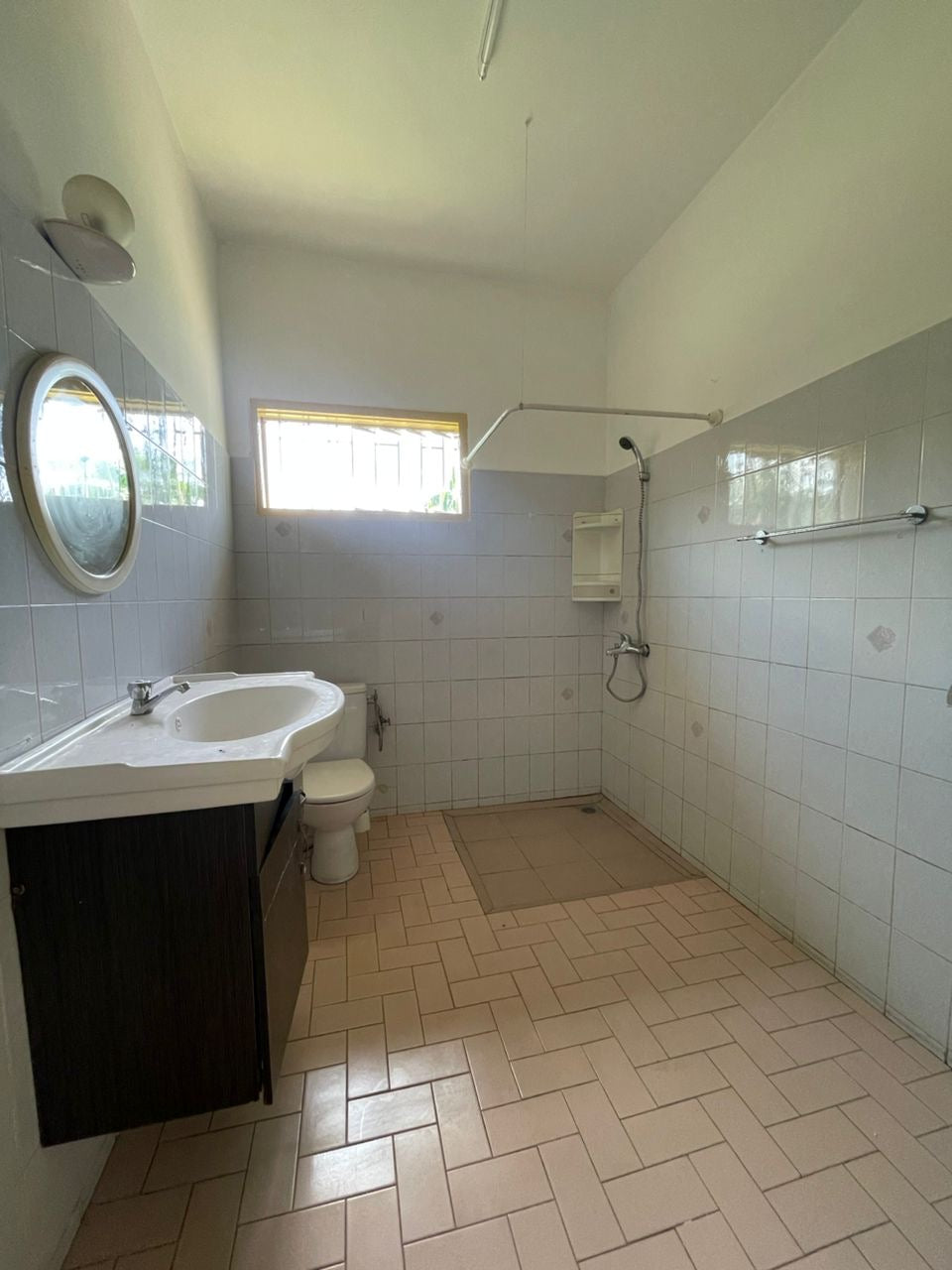 À LOUER – Villa 10 pièces avec piscine sur 900 m² à La Caisse (Résidence du Bénin) | 1.200.000 FCFA/mois