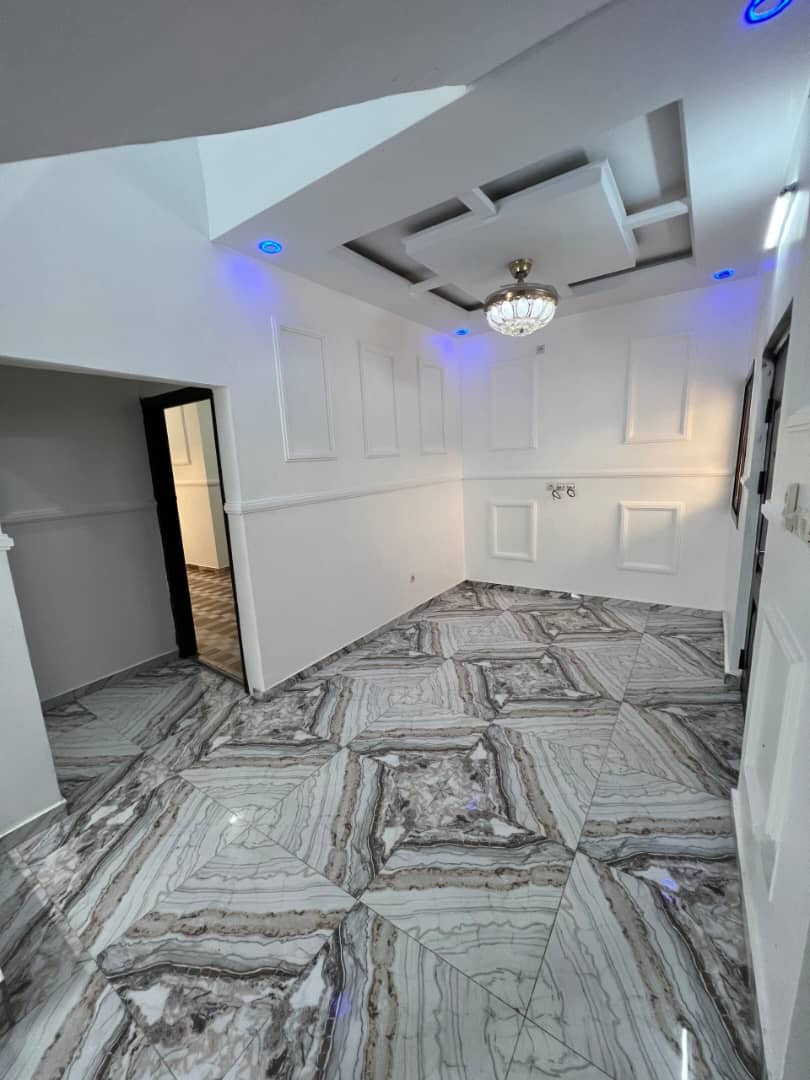 VILLA 6 PIÈCES À VENDRE À ZANGUÉRA KLÉMÉ – 300m²
